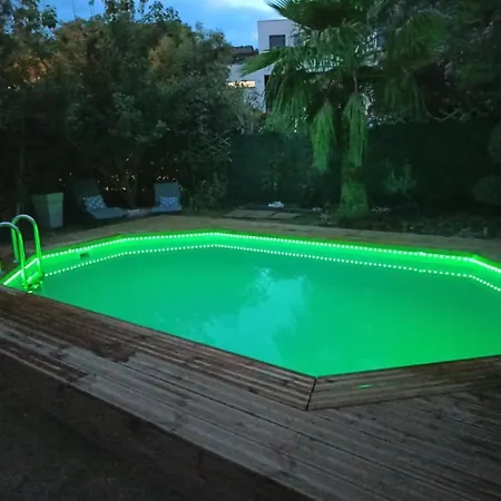 Avec Jardin Et Piscine Proche Bord De Mer Villa
