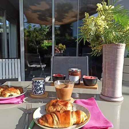 Avec Jardin Et Piscine Proche Bord De Mer *